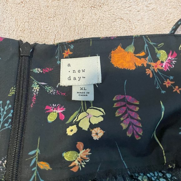 A New Day Floral Tank (XL) - Picture 5 of 6